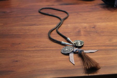 Leren ketting met flosje paardenhaar