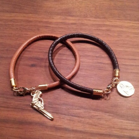 Leren armbandjes met bedel