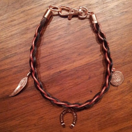 Smalle armband met leer gevlochten