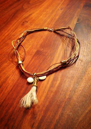 Ketting met leer en rivierparels