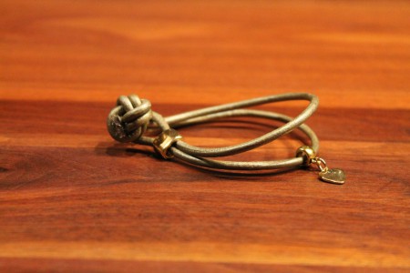Leren armband met knoop