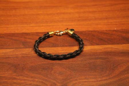 Smalle armband rond gevlochten