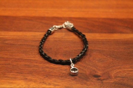 Smalle armband met steentje